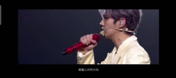 鹿晗抵达青岛