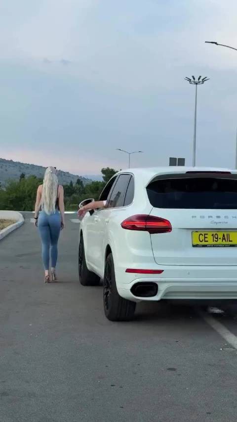 意思就是只要你有钱，拍也没事跟你走都行