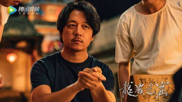 51岁潘粤明上影节埋头作画，娱乐集市中的他，私下生活似混合体