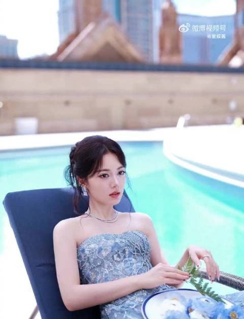 赵今麦Voguefilm两套造型曝光，碎冰蓝玫瑰与人鱼公主惊艳亮相