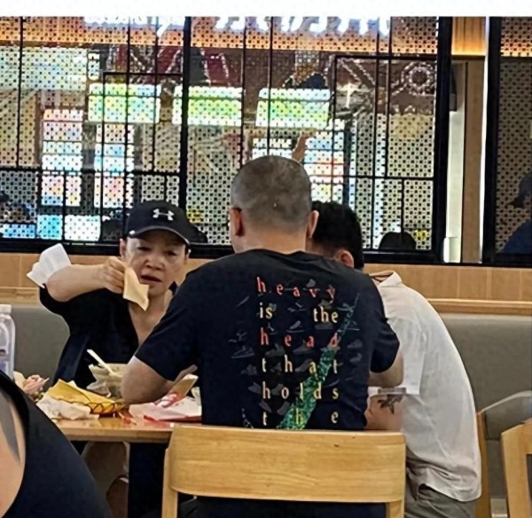 宋丹丹一家在阿那亚度假，老伴需要喂饭，带娃和普通人没区别