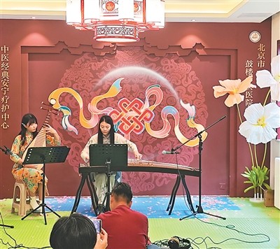 不久前，北京市鼓楼中医医院中医经典安宁疗护中心举行了一场别开生面的病区音乐会，将传统节气文化与中医五音疗法融入艺术表演，为患者、家属及医护带来了一场身心疗愈的视听盛宴。图为音乐会现场。 受访者供图