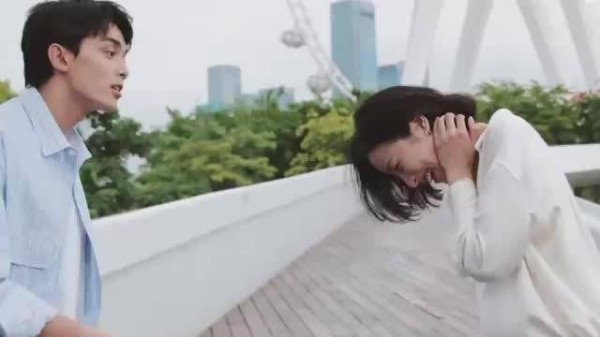 吴磊周雨彤摸脸杀甜到害羞,公主抱更不一般,对浪漫过敏反应好逗