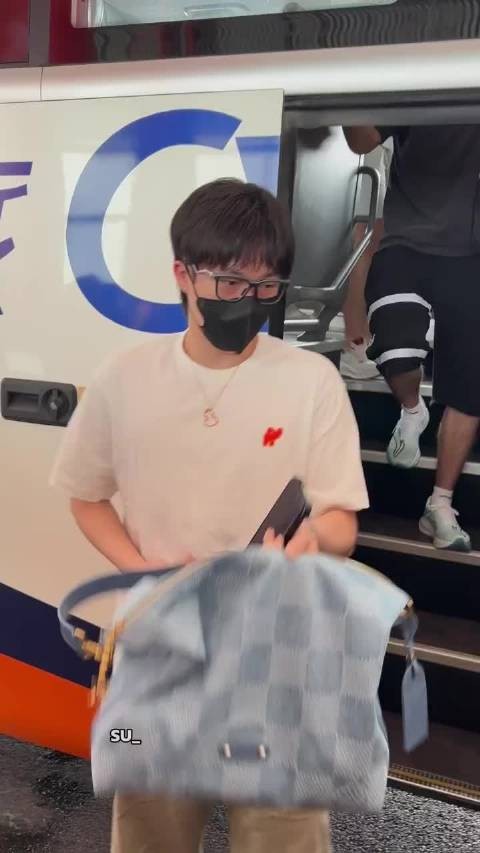 王楚钦戴的眼镜挺有特点,头哥果然是个小潮人
