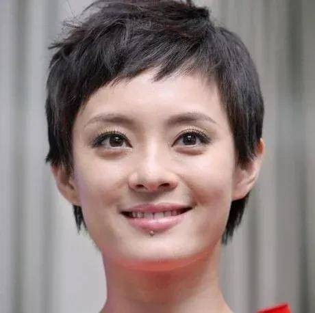 孙俪晒书法遭吐槽，140遍心经书写生活智慧，网友热议引发讨论！