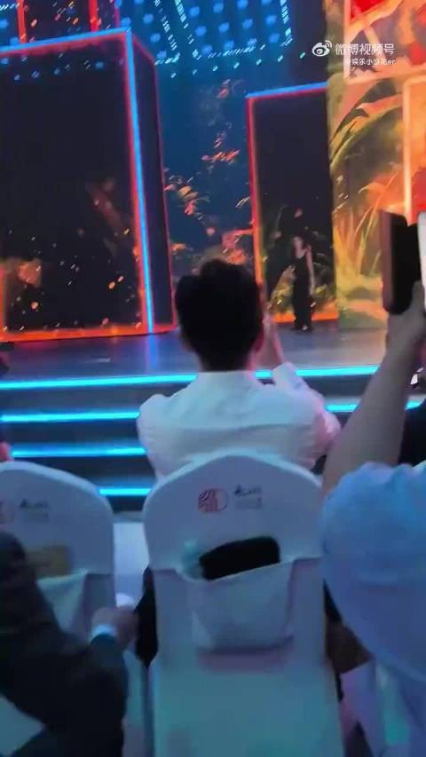 杨幂穿恨天高踩长裙摔倒