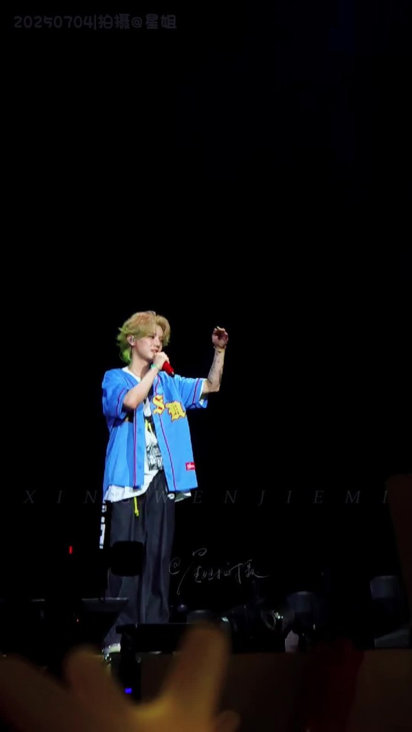 鹿晗青岛演唱会 鹿晗请你大声说爱我们 粉丝：你倒是说呀 鹿晗：我爱你们