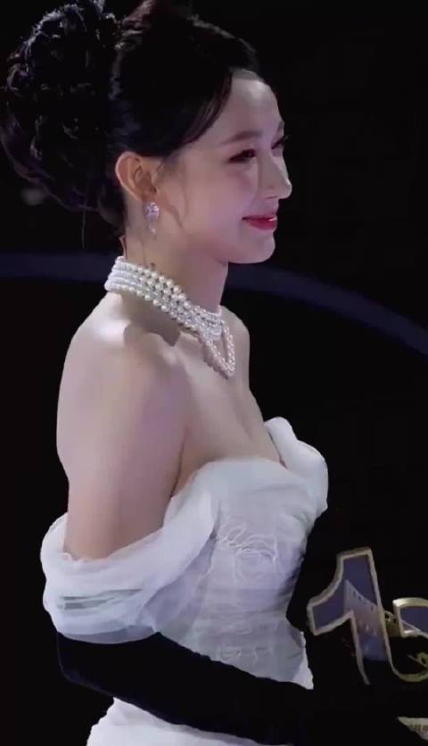程潇白色抹胸长裙，身材与颜值堪称完美，你们说呢！