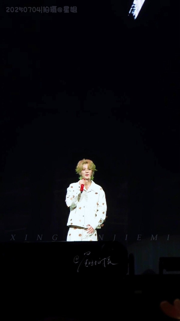鹿晗青岛演唱会表白粉丝,调侃抢票坐幼儿园桌