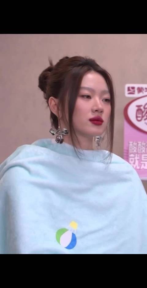 谁来救救单依纯！ 谁会超能力！谁能钻进屏幕去让单依纯清醒一下
