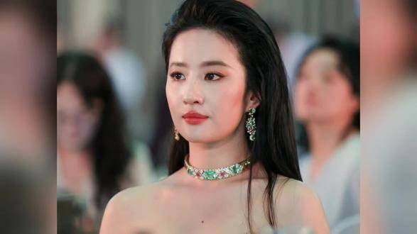 刘亦菲古力娜扎等明星陷白眼争议