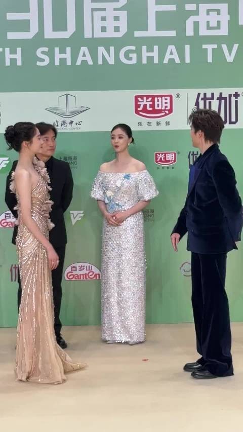 关晓彤27岁仍显稚气,鹿晗感情引共鸣