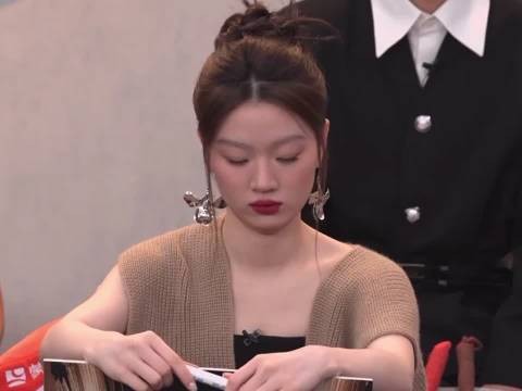 单依纯兴奋时吵闹引热议