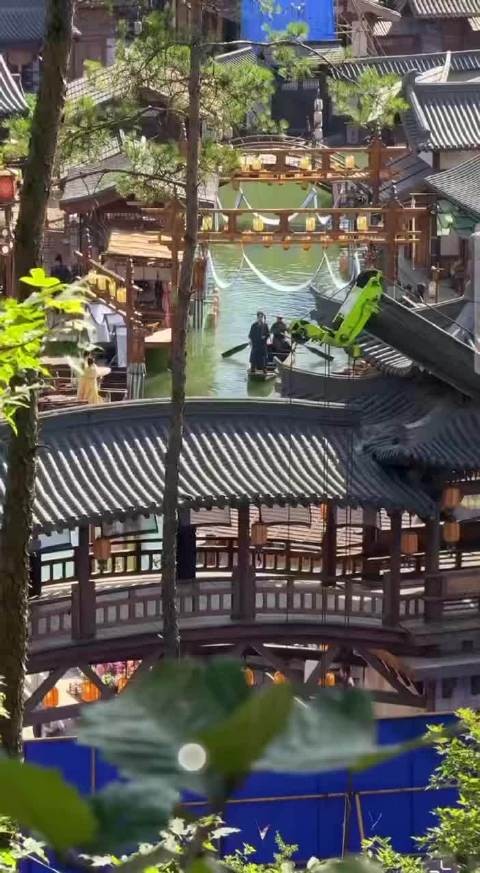王鹤棣《咸鱼飞升》蓝衣背剑路透曝光