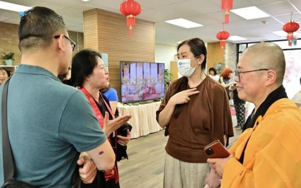 王祖贤现身加拿大法会，打扮朴素身材走样还帮忙搬桌！