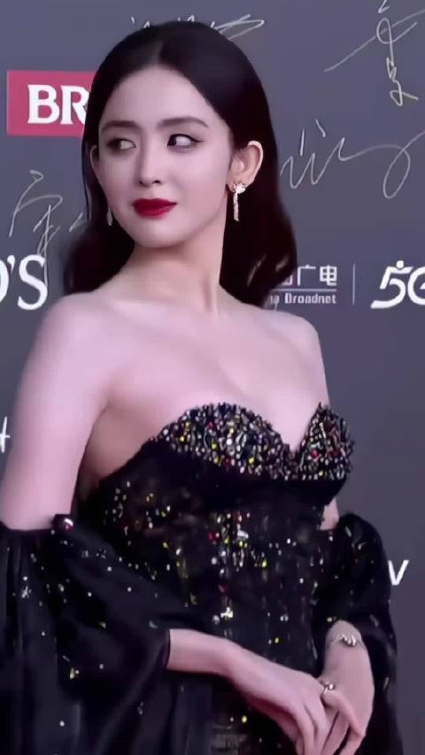 古力娜扎转型性感风，告别清纯可爱路线
