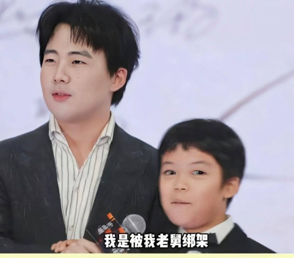 郭麒麟携亲外甥亮相红毯，震撼全场，或为接班德云社布局