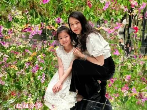 章子怡哥嫂为大女儿庆生，章爸露面头发花白，抱孙子笑得合不拢嘴！