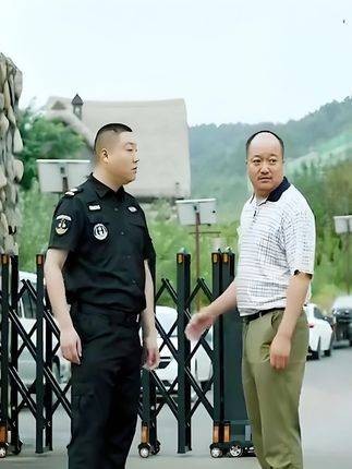 男子试图用钞票收买保安来彰显自己的阔气,结果却遭到冷遇!