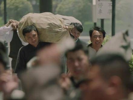上海市民连夜兑换人民币，金圆券可换大米