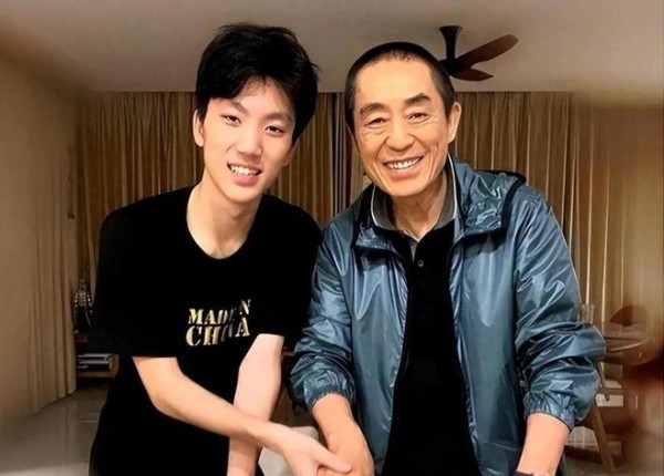 张艺谋儿子张壹男发声：我妈是陈婷，咋老说我像巩俐阿姨？