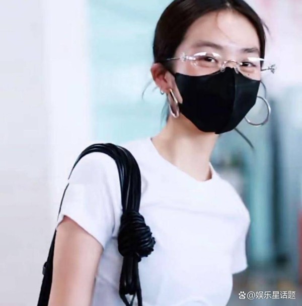黄多多出发去看黄磊话剧！19岁星二代机场秀逆天长腿