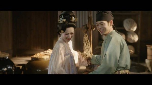 何惟芳指导蒋长扬榨油提点团队协作，两人互动甜蜜被撞见