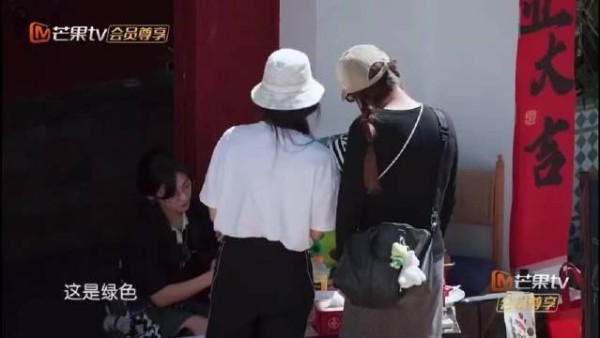 沈月翟潇闻卖饮品频爆梗,顾客要绿饮被调侃绿得发亮
