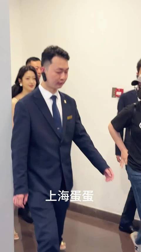 向涵之不愧为京城三公主之一,这排场堪比一线女明星