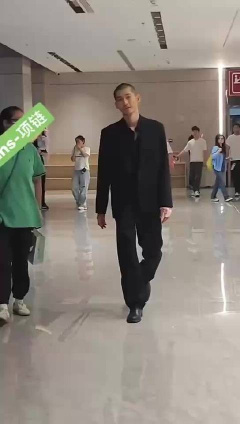 张翰寸头好像瘦版的赵本山儿子啊!寸头硬汉造型瞬间不油了谁懂!