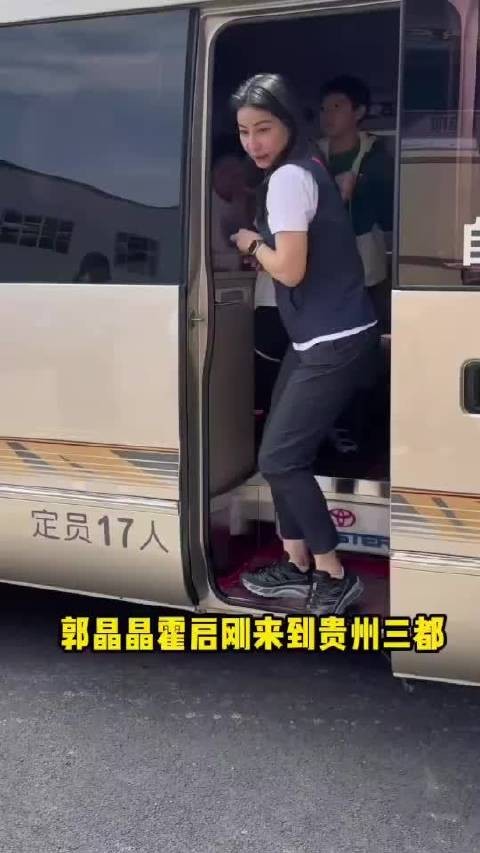 郭晶晶霍启刚低调现身贵州，晶晶俯身下蹲的姿态，尽显良好素养
