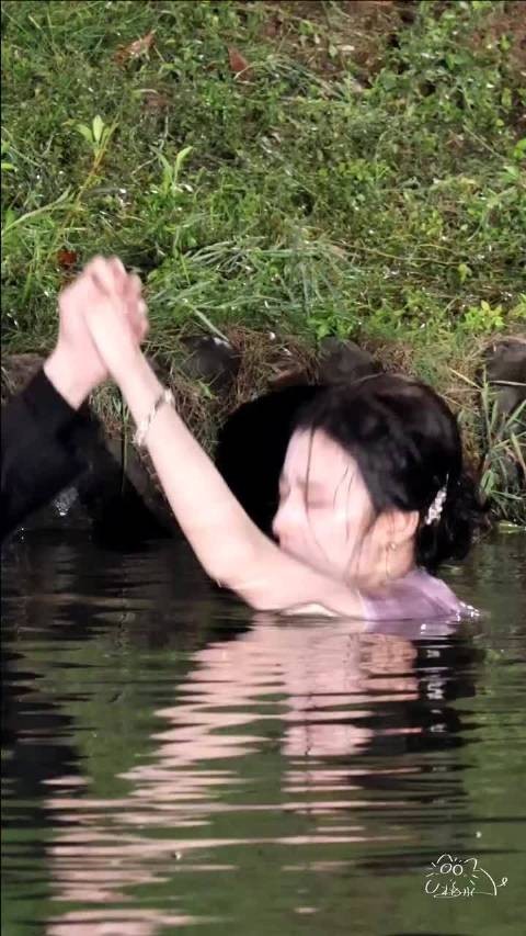 救赎 两个人身材好的不知天地为何物了 让她们俩搭戏的简直是天才!