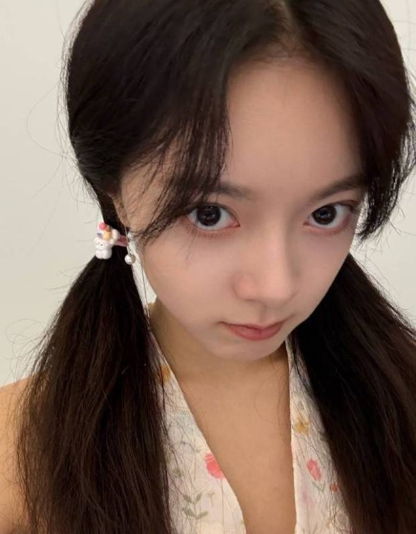 赵今麦双马尾搭配挂脖碎花上衣，活泼少女感溢出屏幕