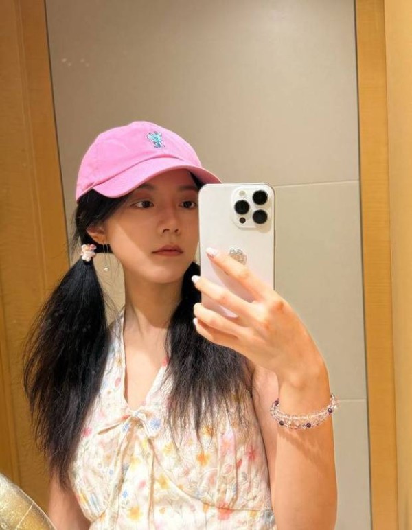 赵今麦戴粉色鸭舌帽对镜自拍。