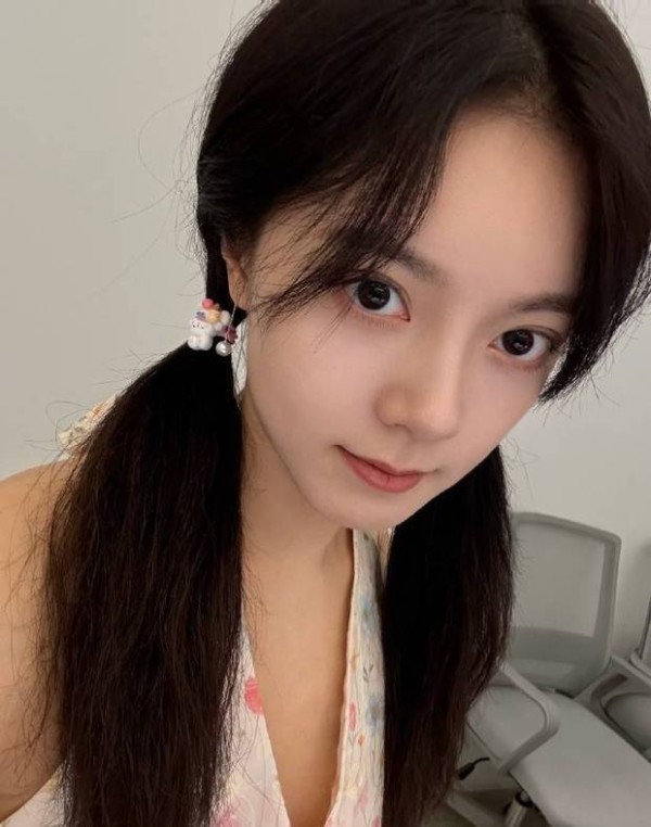 赵今麦五官精致。