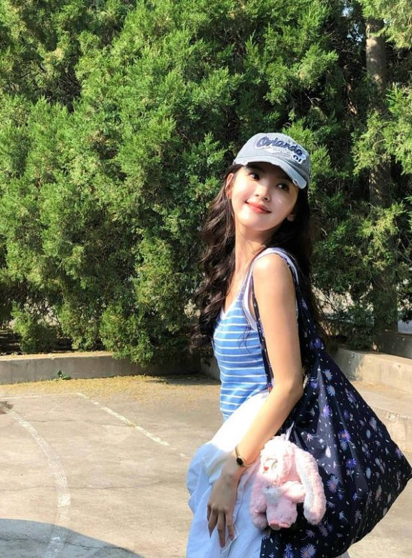 章若楠莞尔一笑甜美动人。