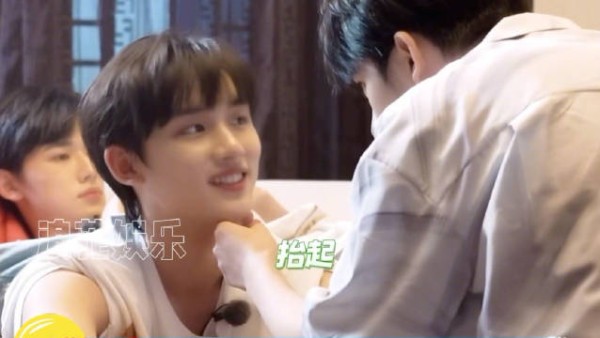 这个贺峻霖是真的很喜欢逗他的丁哥