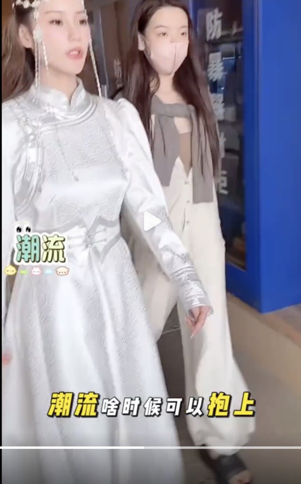 汪小菲马筱梅带孩子来内蒙：小玥儿穿藏服太像大S，筱梅白色衣服很仙