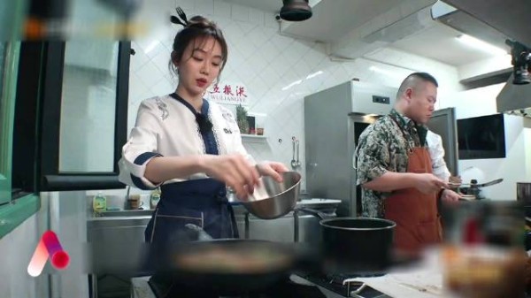 姜妍再登美食节目展老练厨艺，白玉兰奖主持以烟火气引热议