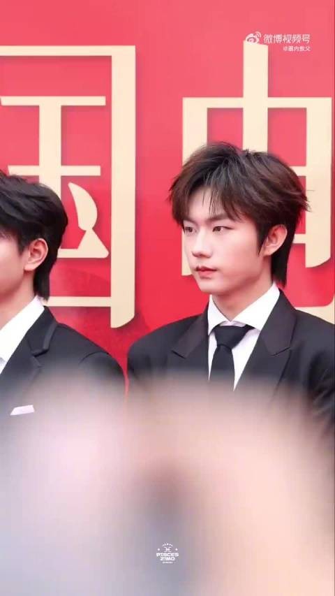 张子墨红毯黑西装look