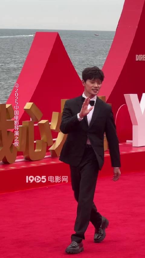 亮相边走路边和镜头打招呼,亲和力拉满
