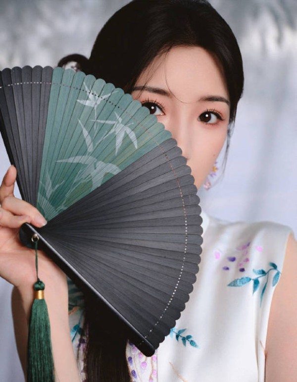 搜狐娱乐讯 7月14日，毛晓彤身穿无袖中式上衣搭配紫色缎面半裙参加活动，气质古典尽显东方韵味。