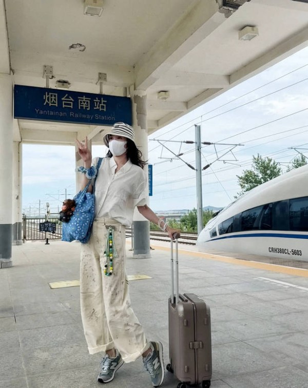 宋佳打扮严实。