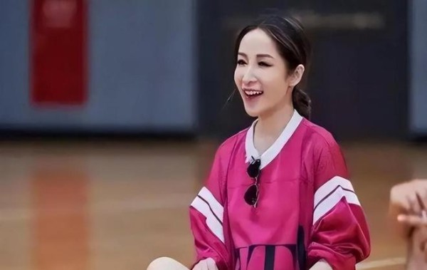46岁萧亚轩坐拥10亿约数百小鲜肉，如今长相咋成这样？