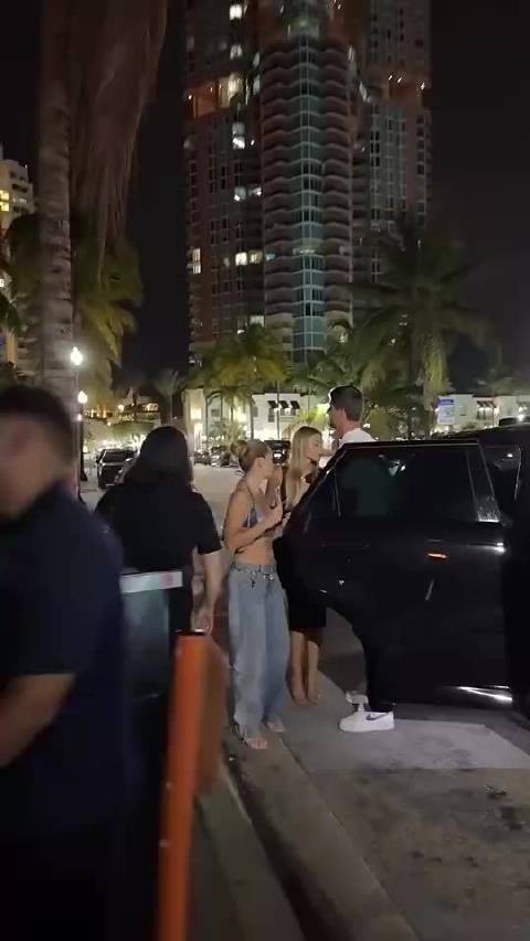 库尔图瓦携娇妻在迈阿密一家饭店吃饭,妻子颜值气质甚佳!