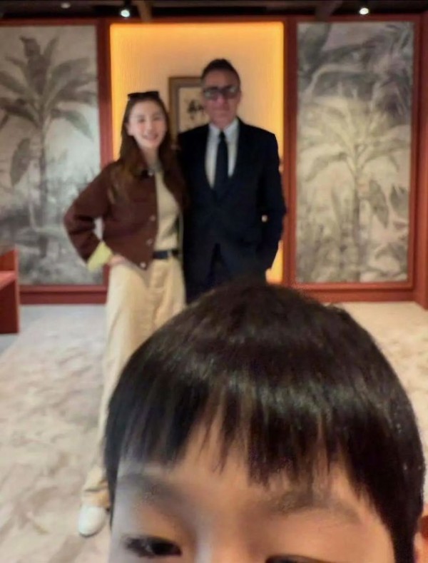 杨颖晒与爱马仕总监合影，小海绵实力抢镜，粉丝夸她是称职好妈妈