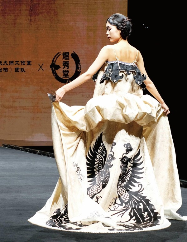 武汉剪纸“剪”出非遗新绿