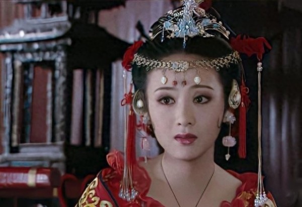 她靠一部剧吃一辈子，二婚嫁给“穷小子”，如今丈夫红到令人嫉妒