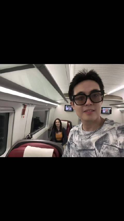 王星和女朋友嘉嘉,记录平静又幸福的小日常,状态越来越好了!