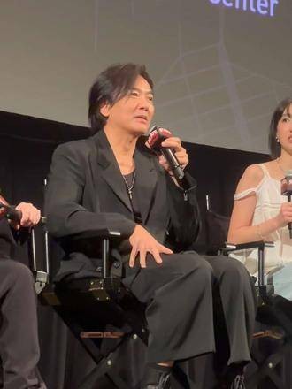 郑伊健状态真棒！回答问题时怎么一直在笑呢